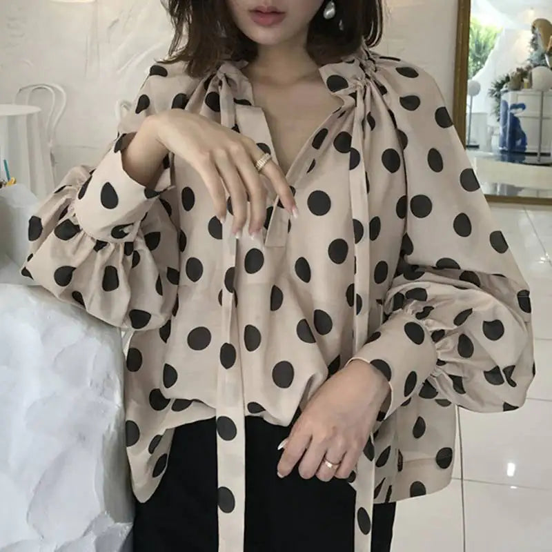 Bow collar with volume sleeves